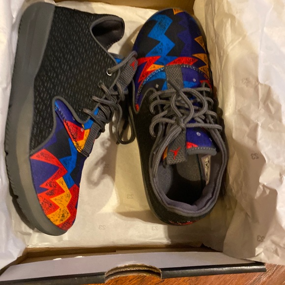 Jordan eclipse size 4y - Picture 3 of 4